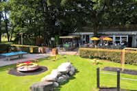 Vodatent @ Camping de Haer - Kinderspielplatz und Terrasse des Restaurants