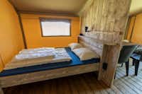 Vodatent @ Camping de Rammelbeek - Doppelbett in einem Glamping-Zelt