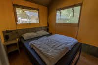 Vodatent @ Camping de Rammelbeek - Doppelbett in einem Safarizelt