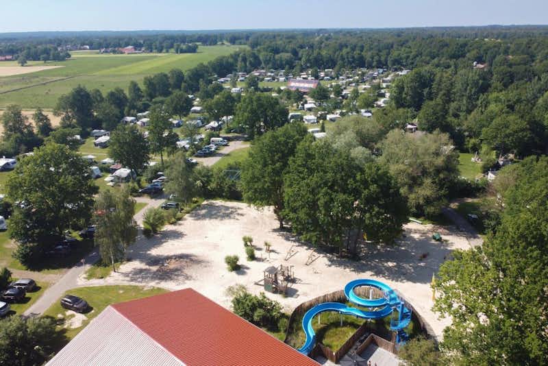 Vodatent @ Camping de Rammelbeek - Luftaufnahme des Campingplatzes umgeben von Wald