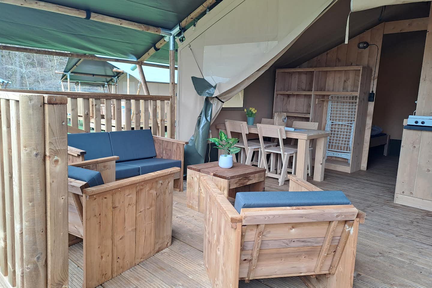 Vodatent @ Camping de Zeven Heuveltjes - gemütlicher Sitzbereich im Mietzelt
