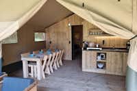 Vodatent @ Camping de Zwammenberg - Innenansicht eines Safarizeltes mit Küche