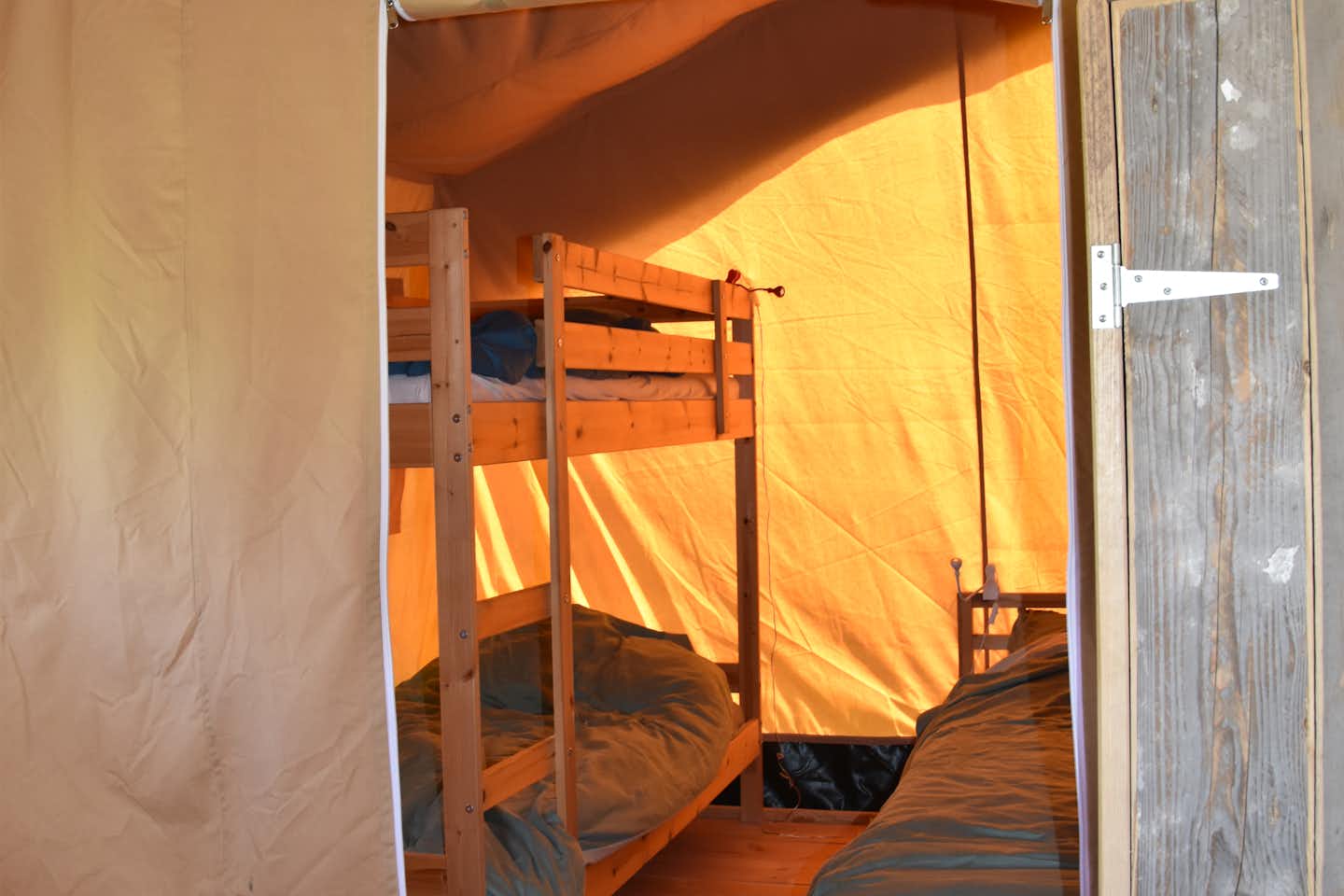 Vodatent @ Camping Domaine Bleu Celeste - Schlafzimmer eines Glamping-Zeltes mit mehreren Betten