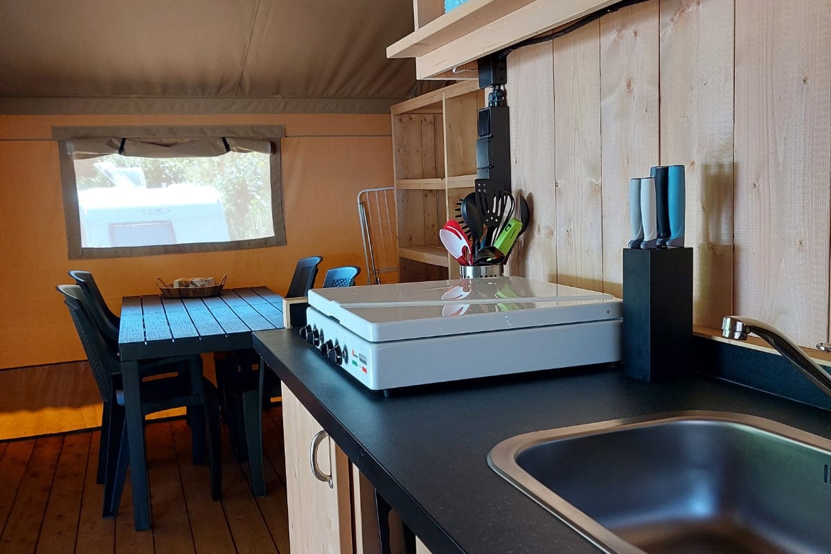 Vodatent @ Camping Drei Spatzen - Küche und Essbereich in einem Glamping-Zelt