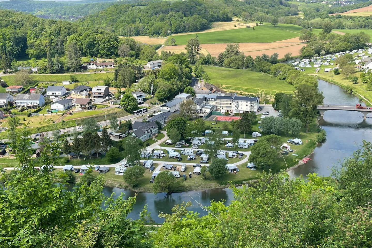 Vodatent @ Camping du Rivage  - Luftaufnahme des Campingplatzes am Fluss