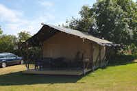 Vodatent @ Camping Eefting - Mietunterkunft mit überdachter Terrasse mit Sitzgelegenheiten