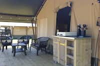 Vodatent @ Camping Eefting - Terrasse der Mietunterkunft mit Gartenmöbeln, Getränken und  Kochgelegenheit