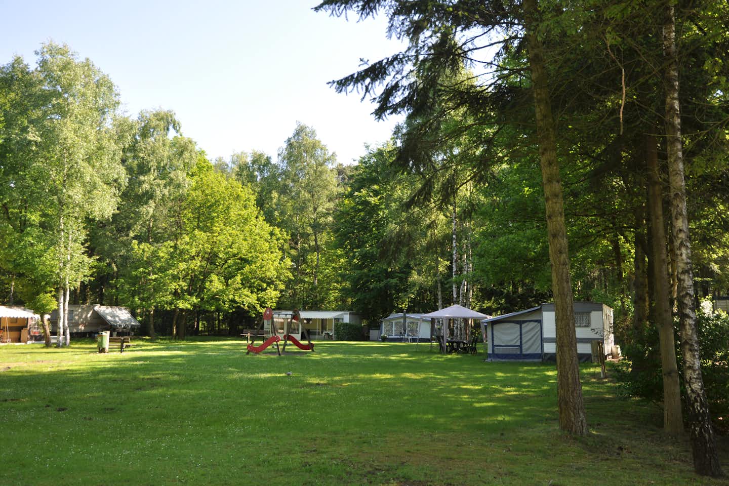 Vodatent @ Camping het Veen - Blick auf die Standplätze auf der Wiese mit kleinem Kinderspielplatz