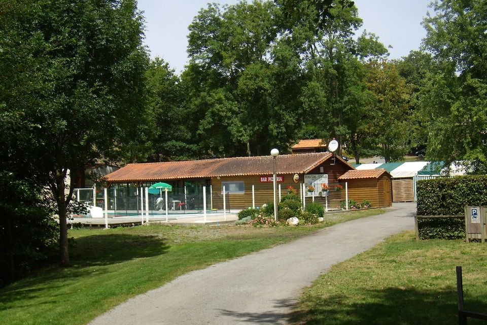 Vodatent @ Camping L' Etruyere - Blick auf die Pizzeria und Bar des Campingplatzes