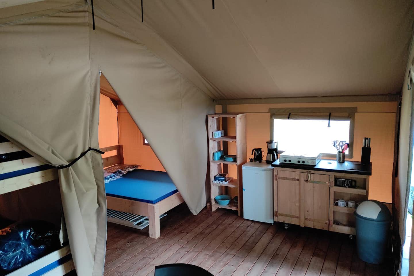 Vodatent @ Camping L' Etruyere - Blick in ein Mietzelt mit kleiner Küche 