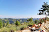 Vodatent @ Camping Luna del Monte - Camperin genießt auf einem Liegestuhl die Aussicht
