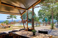 Vodatent @ Camping Luna del Monte - Terrasse der Snackbar mit Blick auf den Pool