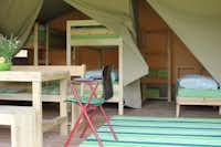 Vodatent @ Camping Sretanwolf - Innenansicht eines Glamping-Zeltes mit mehreren Betten