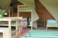 Vodatent @ Camping Sretanwolf - Innenansicht eines Glamping-Zeltes mit mehreren Betten