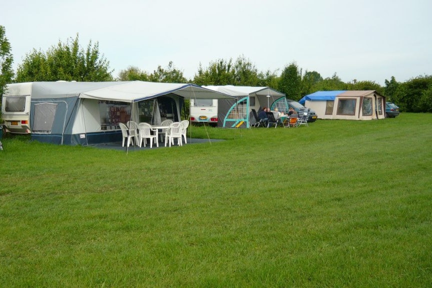 Sind Hunde auf dem Campingplatz Vodatent @ De Vrolijke Flierefluiter erlaubt?