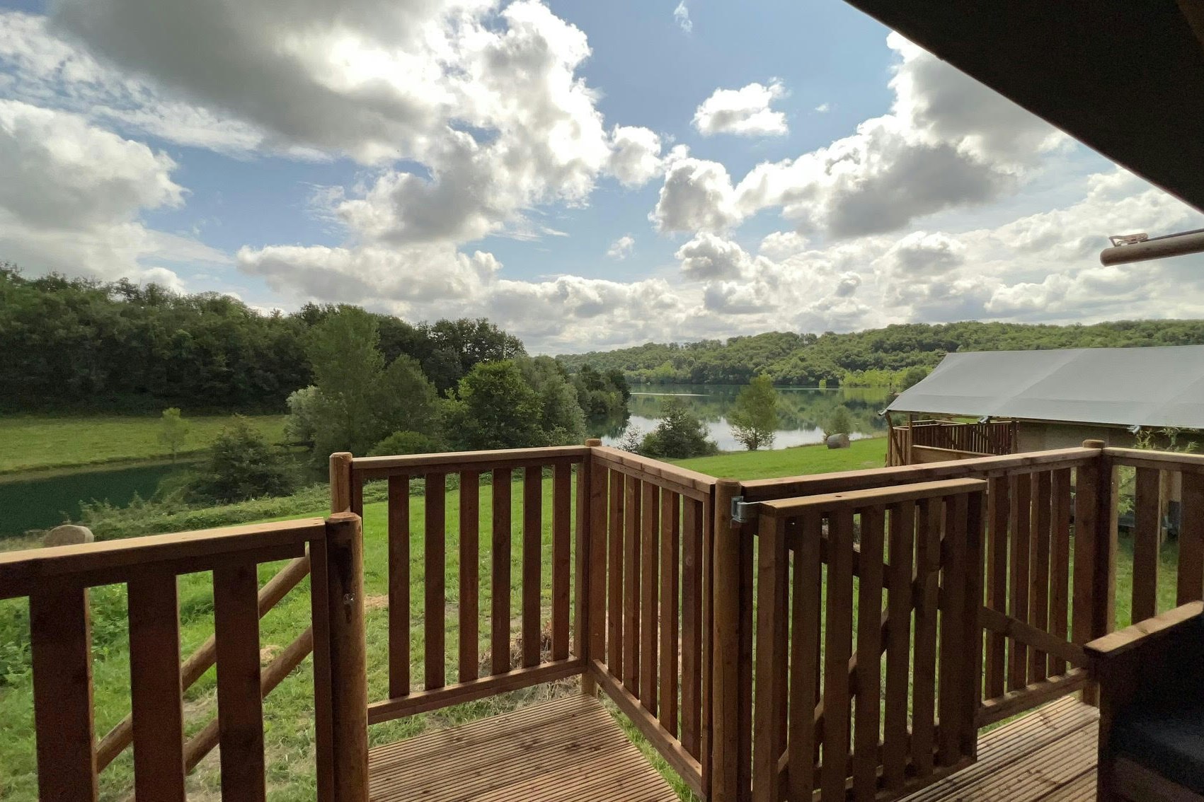 Vodatent @ Domaine La Barbe - Blick von der Terrasse eines Glamping-Zeltes auf den nahegelegenen Fluss