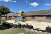 Vodatent @ Minicamping de Lindenhoeve - Spielplatz auf Sand mit Klettergerüst, Schaukel, Rutsche und Spielsachen