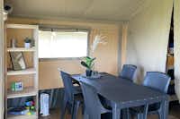 Vodatent @ Minicamping Falkenborg - Esstisch in einem Glamping-Zelt