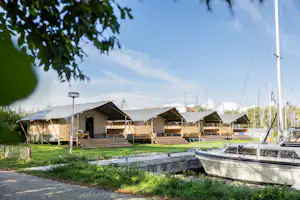 Vodatent @ Minicamping Marina Warns - Außenansicht Glamping-Zelte auf dem Campingplatz