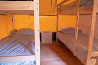 Vodatent @ Recreatiepark de Wrange - Schlafzimmer mit Doppelstockbetten in einer Glamping-Unterkunft