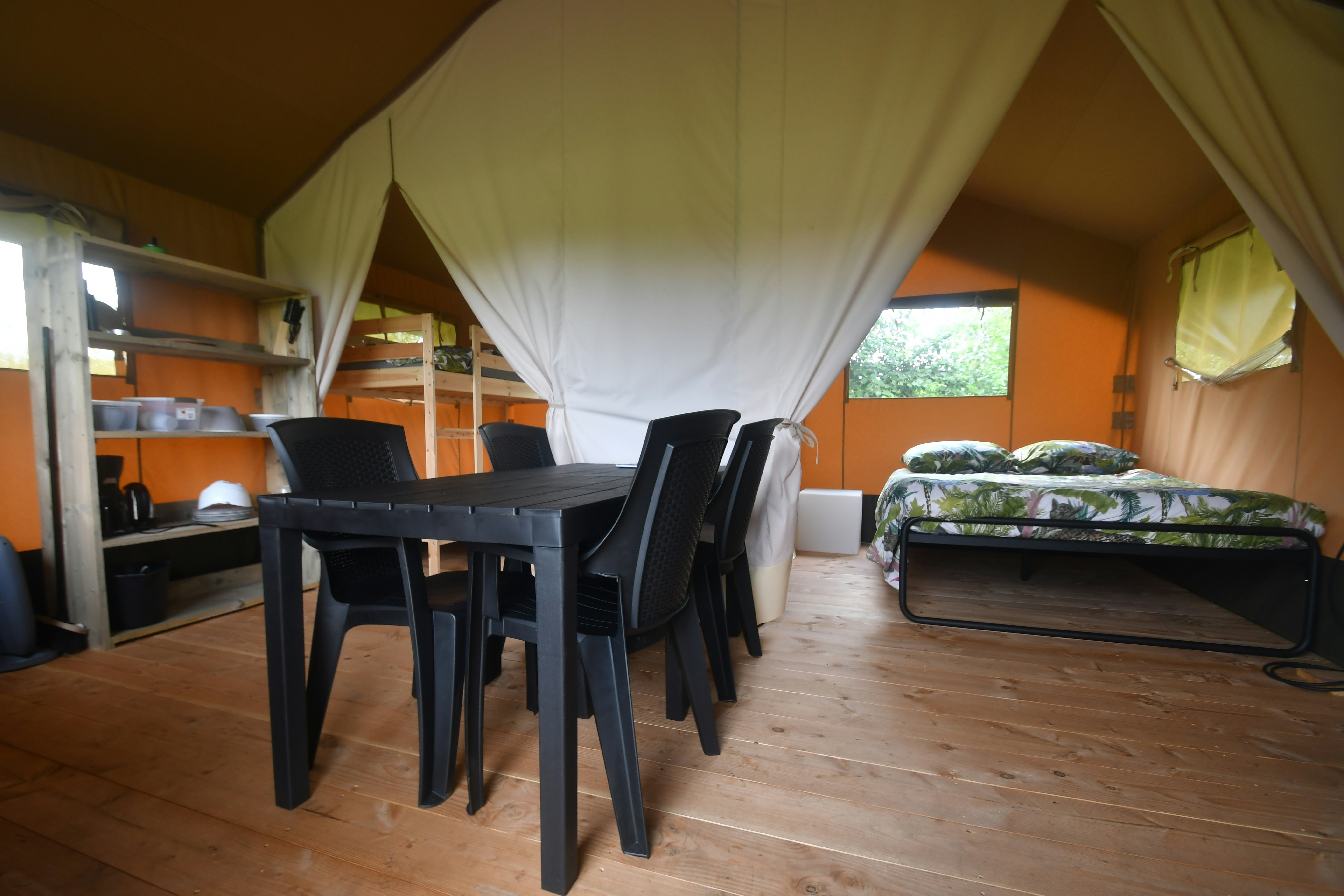 Vodatent @ Recreatiepark Westerkwartier - Innenansicht eines Glamping-Zeltes mit Esstisch und Doppelbett