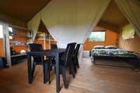 Vodatent @ Recreatiepark Westerkwartier - Innenansicht eines Glamping-Zeltes mit Esstisch und Doppelbett