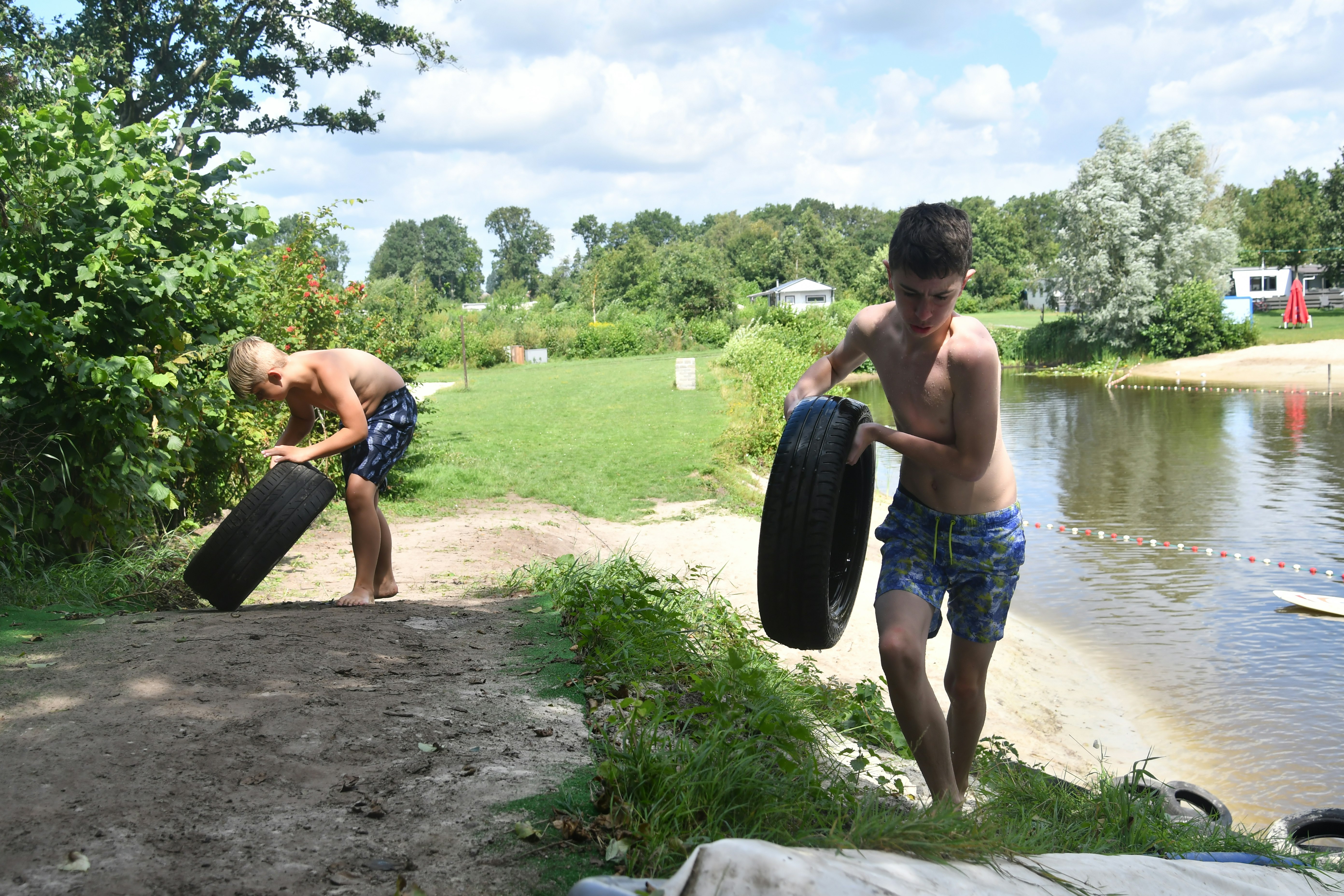 Vodatent @ Recreatiepark Westerkwartier - Kinder spielen am See