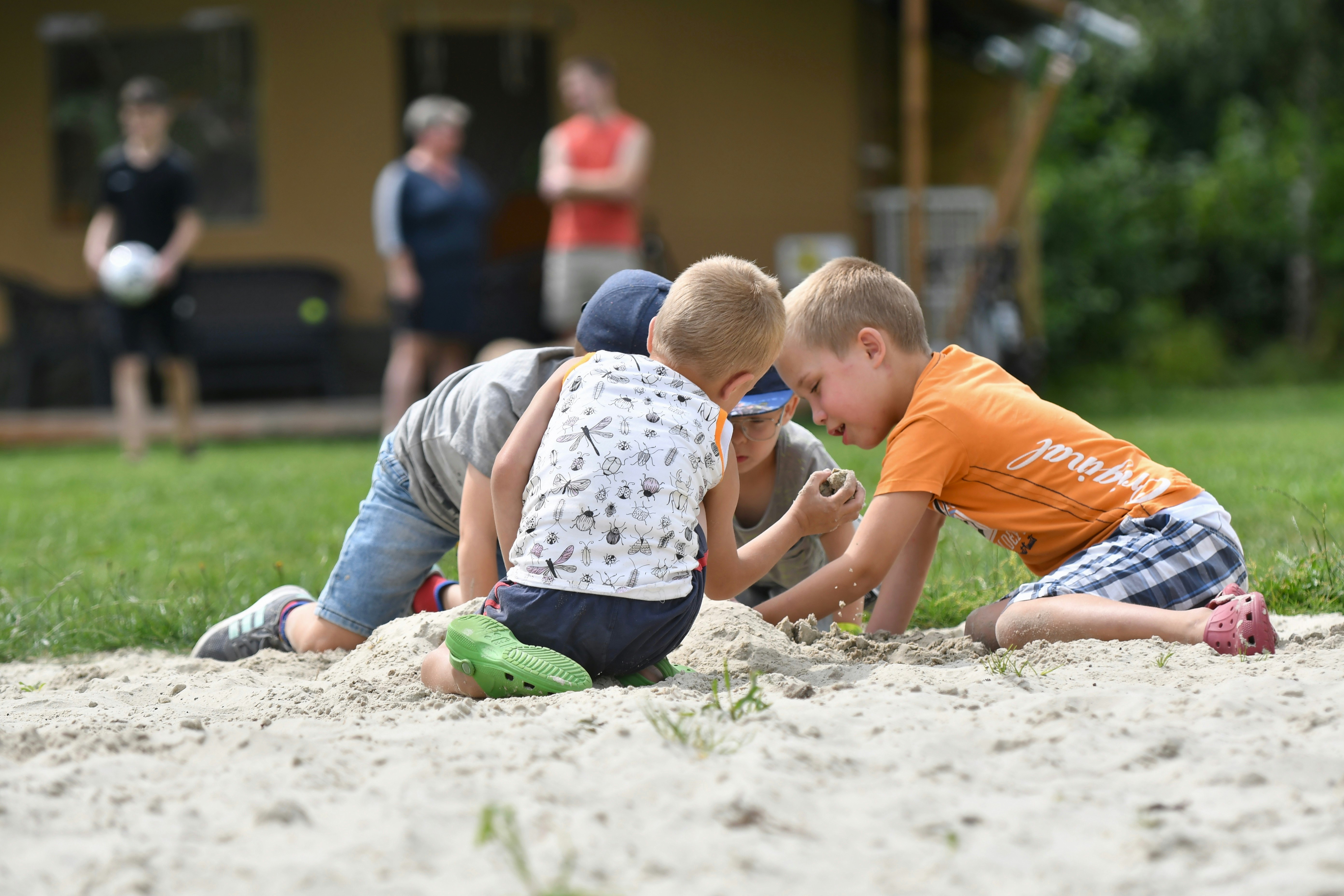 Vodatent @ Recreatiepark Westerkwartier - Kinder spielen im Sand