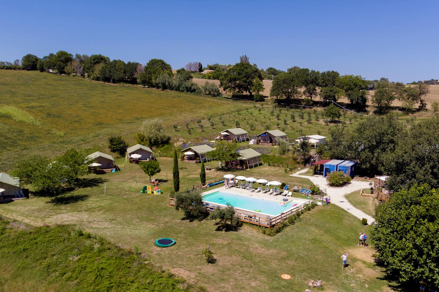 Vodatent @ Tenuta Tredici Ulivi - Luftaufnahme des Campingplatzes mit Pool