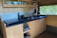 Vodatent @ Tolne Camping - Küche in einem Glamping-Zelt