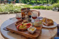 Vodatent @ Vakantiepark Herperduin - Speisen und Getränke aus dem Restaurant des Campingplatzes