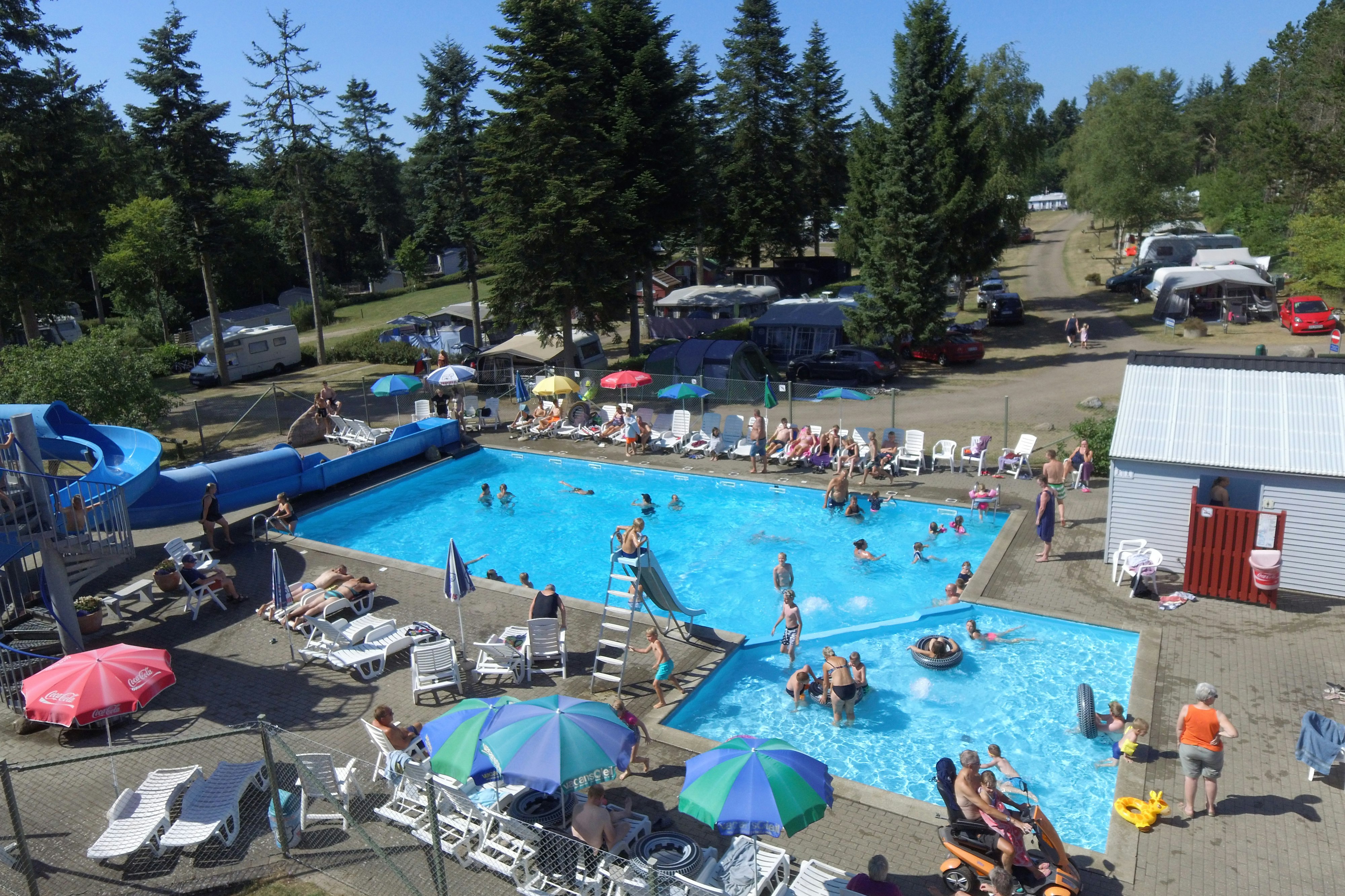 Vodatent @ Vestbirk Camping - Pool im Freien mit Liegestühlen und Sonnenschirmen