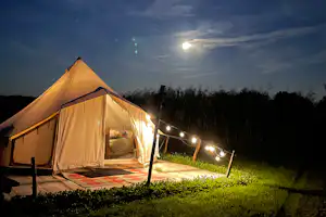 Voedselbos Camping Koperwiek - Glamping-Zelt bei Nacht