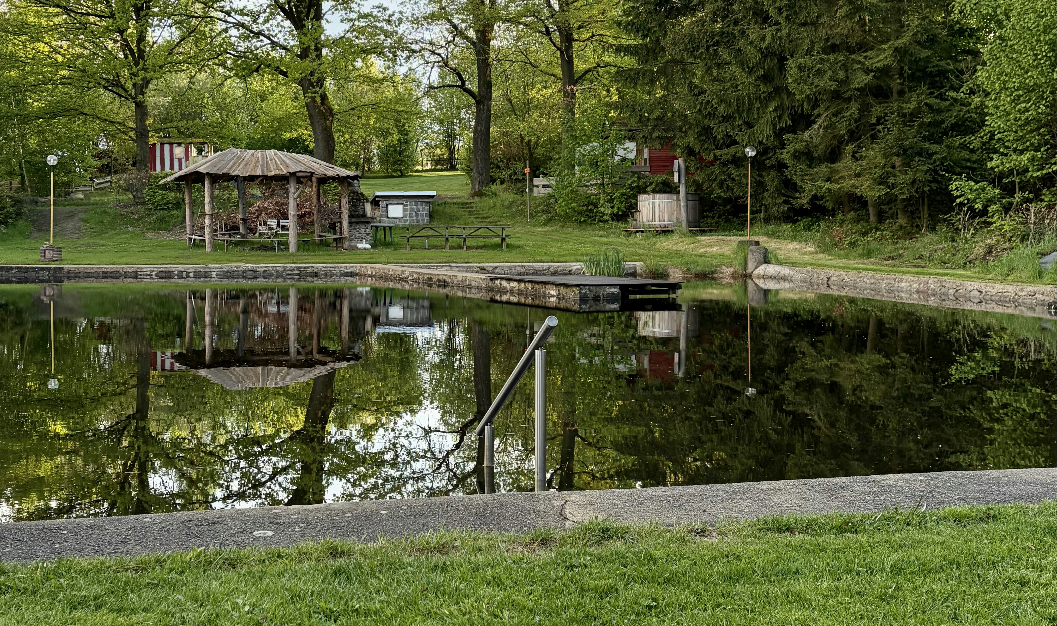 Volksbadcamp Ruppersdorf - Blick auf den Badesteg des Campingplatzes