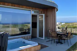 Vorupør Camping - Mobilheim mit Terrasse und privatem Whirlpool
