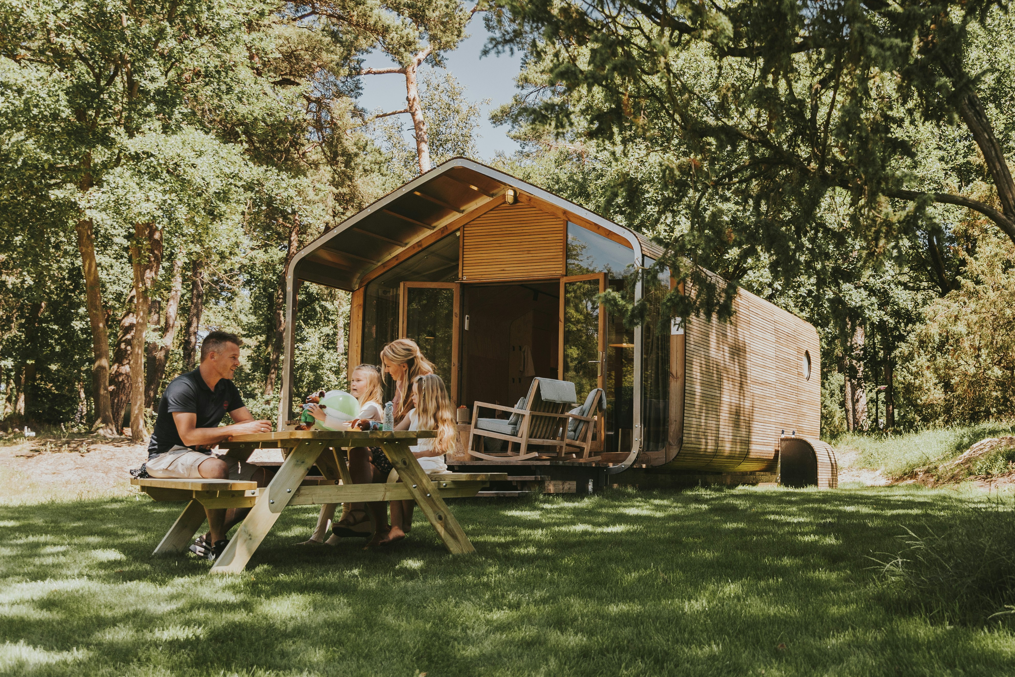 Ferienpark Beerze Bulten - Familie auf der Terrasse ihres Mobilheims