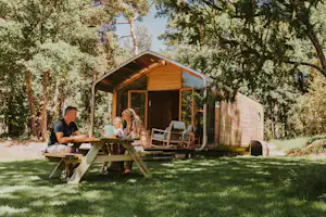 Ferienpark Beerze Bulten - Familie auf der Terrasse ihres Mobilheims