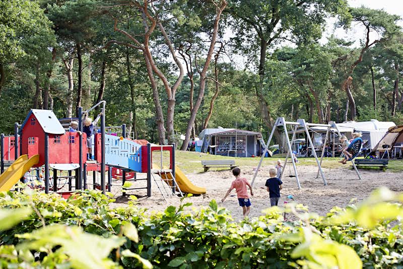 Vrijetijdspark Beerze Bulten -  Campinganlage mit Spielplatz und Rutsche --