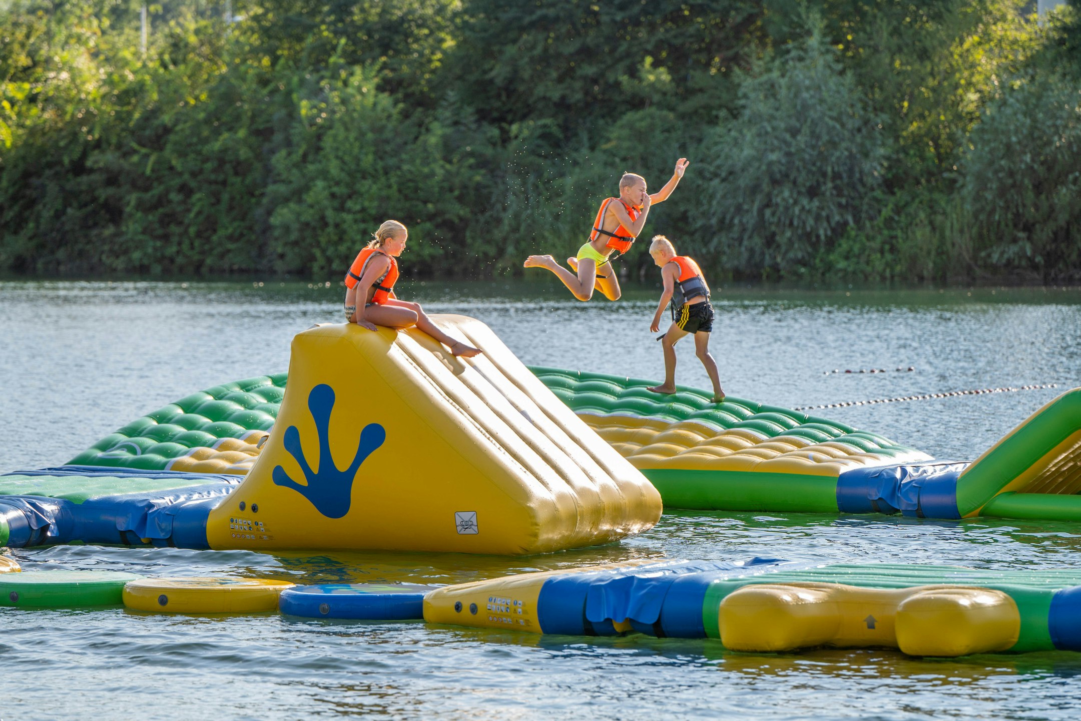 Vrijetijdspark De Rotonde - Blick auf den Wasserspielplatz im See