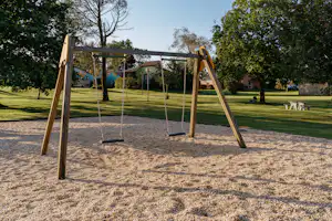 VVF Argol - Schaukeln auf dem Kinderspielplatz des Campingplatzes