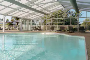 VVF Argol - Pool mit Überdachung auf dem Campingplatz