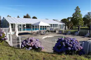 VVF Argol - Pool mit Überdachung auf dem Campingplatz
