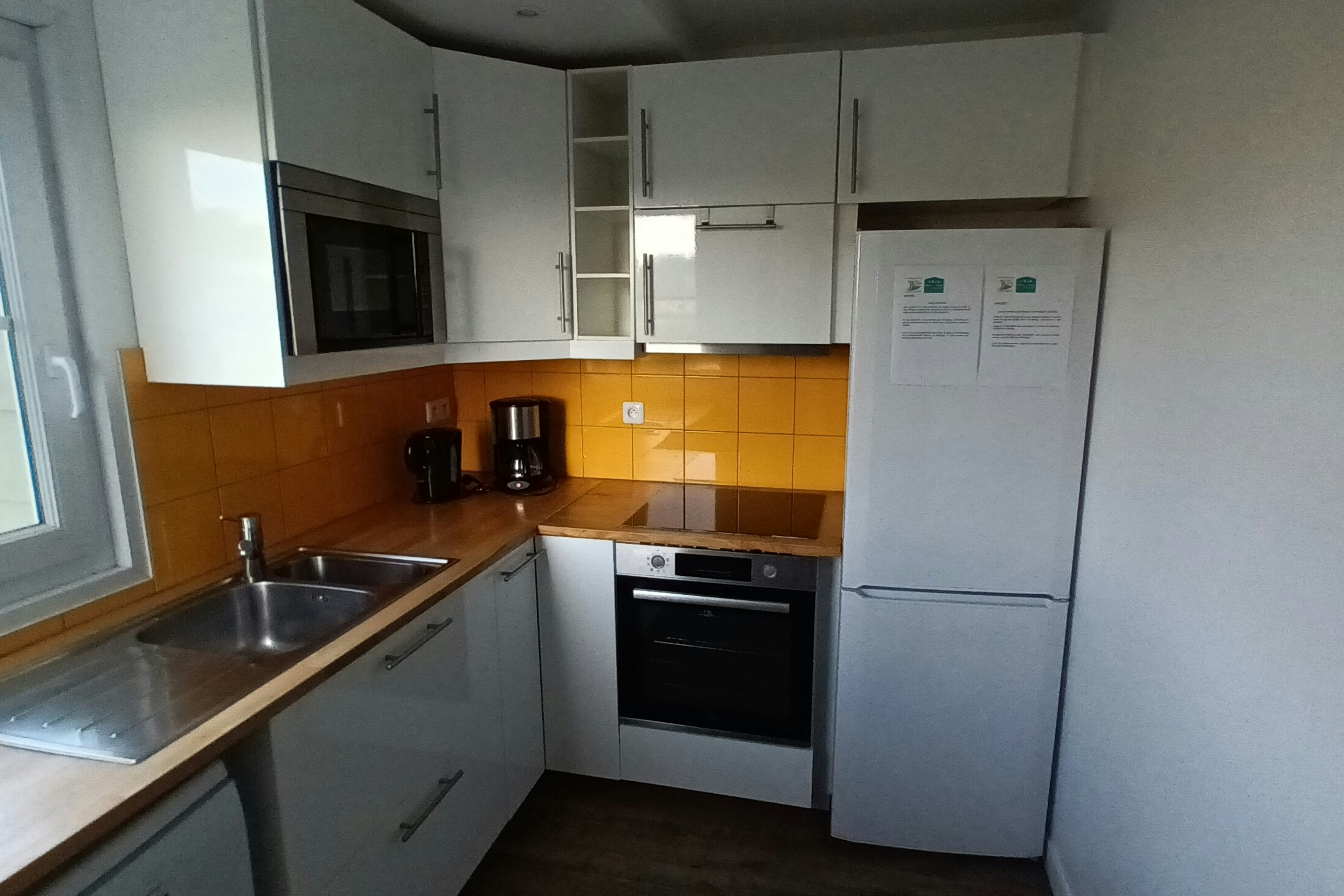 VVF Camping Les Dunes  - Innenansicht eines Mobilheims mit Küche