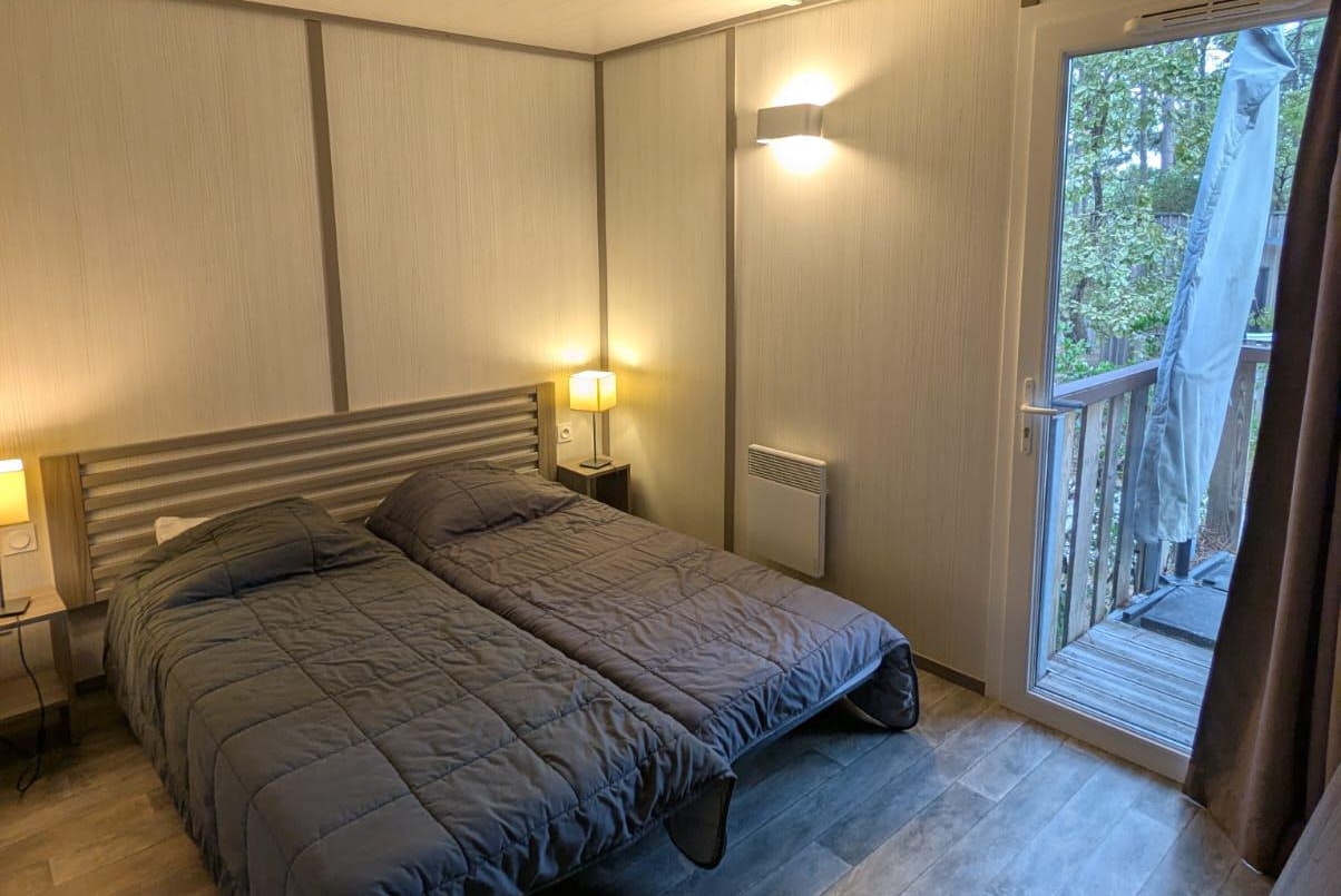 VVF Lège-Cap-Ferret  - Doppelbett im Schlafzimmer eines Mobilheims
