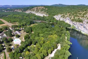 VVF Martel-Gluges - Luftaufnahme des Campingplatzes am Fluss
