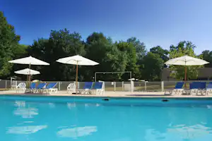 VVF Martel-Gluges - Pool im Freien mit Liegestühlen und Sonnenschirmen