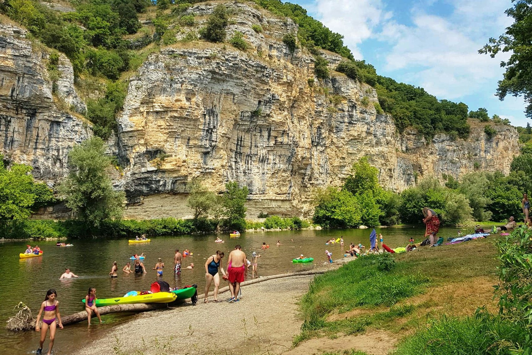 VVF Martel-Gluges - Camper baden im Fluss in der Nähe des Campingplatzes