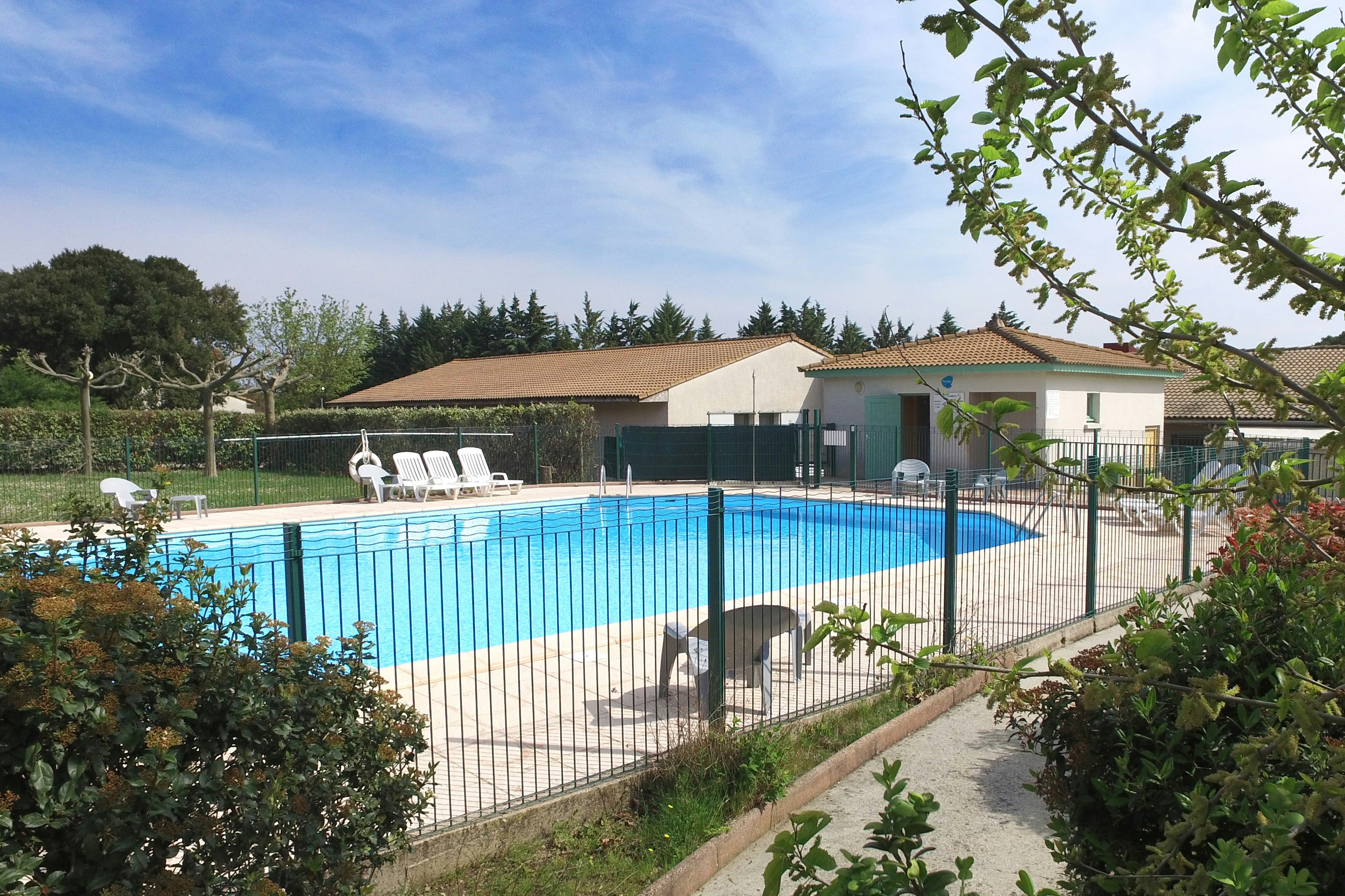 VVF Méjannes-le-Cap  - Pool im Freien mit Liegestühlen und Sonnenschirmen