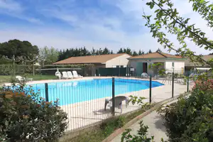 VVF Méjannes-le-Cap - Pool im Freien mit Liegestühlen und Sonnenschirmen