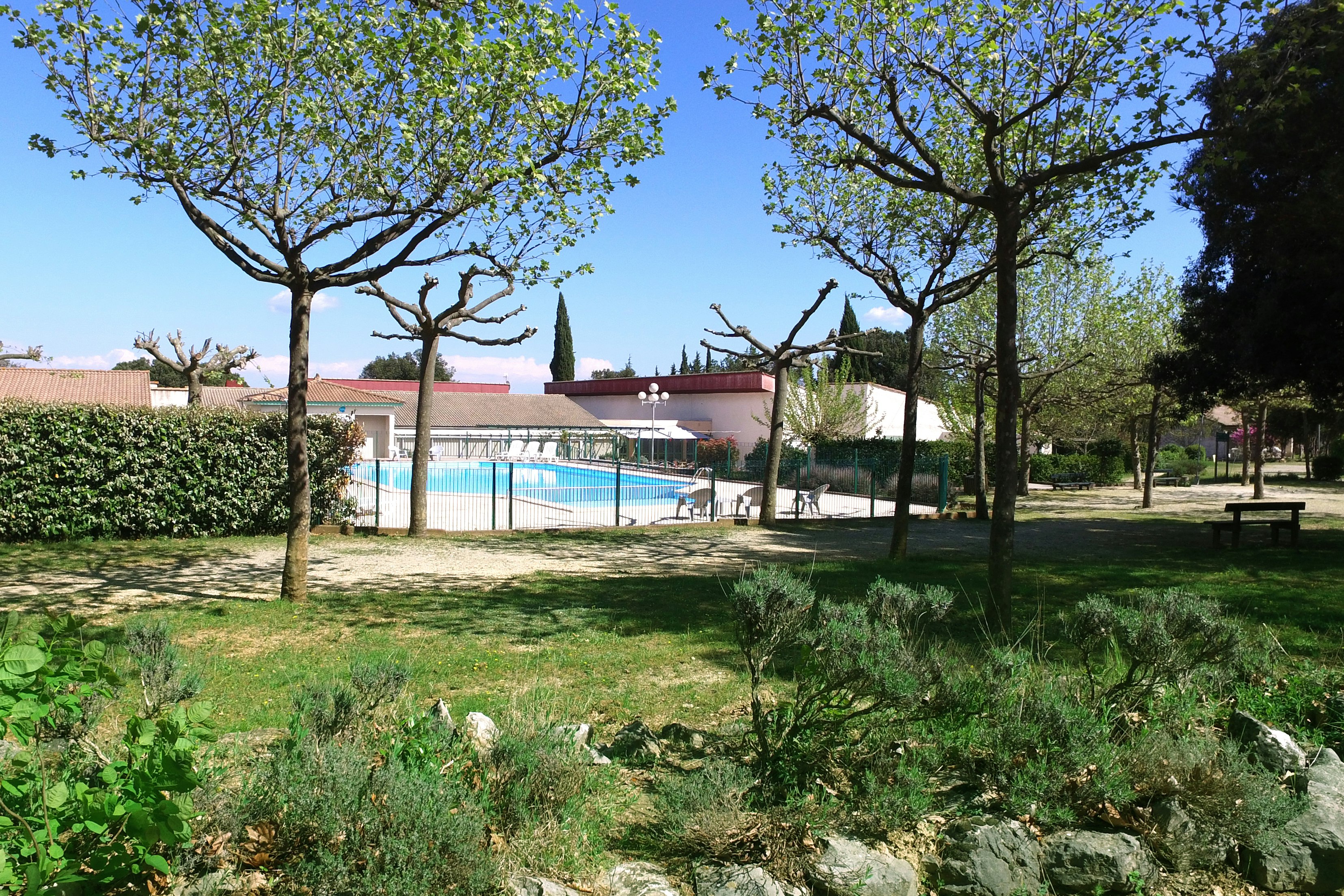 VVF Méjannes-le-Cap - Blick auf das Freibad des Campingplatzes